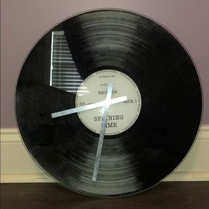 Record hanging clock